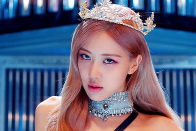 Debut Solo, Rose BLACKPINK Rilis Single Terbaru On The Ground