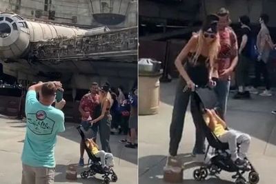 Dorong Bayi Demi Mendapatkan Foto Bagus di Disney World, Orangtua Ini Dikecam Netizen