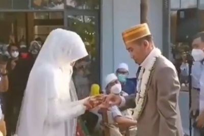 Menikah Lewat Proses Ta aruf, Ustadz Syam Grogi Pegang dan Cium Istri