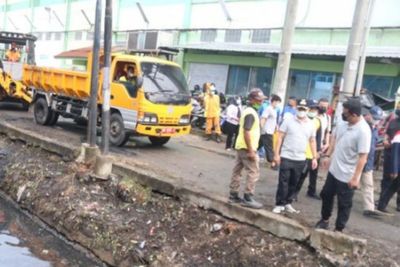 Sejumlah Titik Sendimentasi, Menantu Jokowi Ajak Warga Korek Parit dan Jaga Kebersihan