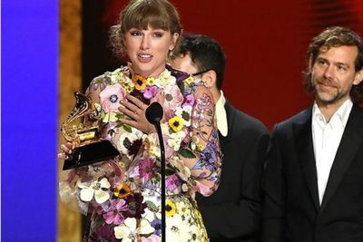 Taylor Swift Berteriak pada Pacarnya, Usai Raih Album of The Year Grammy Award 3 Kali!
