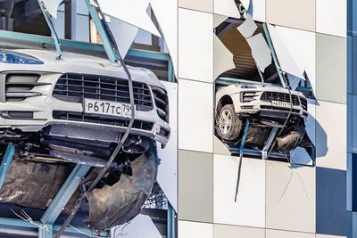 Ngeri, Mobil Porsche Macan Ini Nyaris Terjun dari Gedung Parkiran Bertingkat!