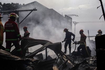 FOTO: Kebakaran Gudang Barang Bekas di Bogor