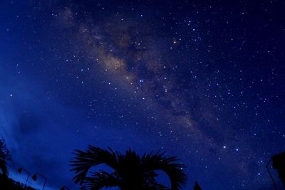 FOTO: Melihat Gugusan Bima Sakti Saat Nyepi di Bali