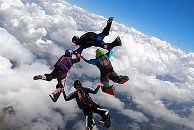 Pria Ini Meninggal dalam Kecelakaan Skydiving Setelah Parasutnya Gagal Dibuka