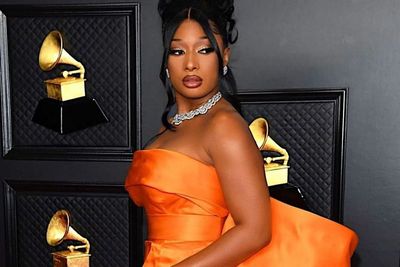 Rapper Megan Thee Stallion Tampil dengan Gaun Oranye Dolce & Gabbana di Grammy Awards 2021