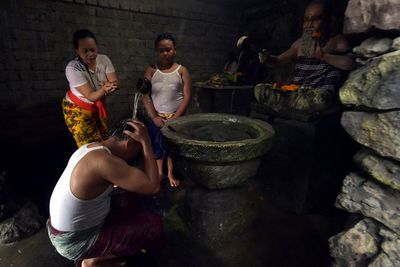 FOTO: Ritual Melukat Pada Hari Ngembak Geni