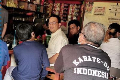 Nongkrong di Warung Kopi, Anies Baswedan Tidak Dikenali oleh Pekerja Bea Cukai