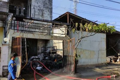 Butuh 3 Jam Petugas Damkar Jinakkan Api, Pemilik Toko Plastik Tewas di Bawah Tangga