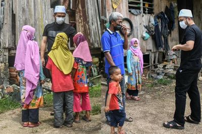 Ustaz Ebit Lew Bantu Keluarga dengan 5 Anak yang Tinggal di Rumah Busuk, Salut!