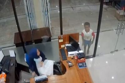 Viral Bocah Jalan Nabrak Kaca, Ekspresi Kaget Wanita Ini Jadi Sorotan