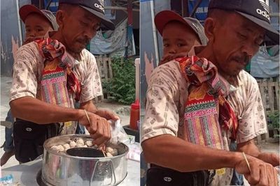 Salut, Bapak Ini Berjualan Bakso Tusuk Sambil Gendong Anak, Karena Ditinggal Istri Pergi