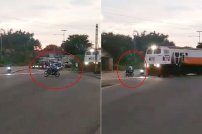 Ngeri! Detik-detik Pemotor Nyaris Gepeng Dilindas Kereta Api karena Terobos Perlintasan