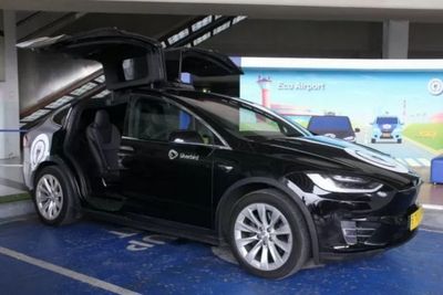 Canggih! Bandara Soekarno-Hatta Hadirkan Taksi Listrik Tesla