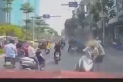 Terlalu Selow, Emak-emak Ini Jadi Ratu Jalanan, Angkat Telepon di Tengah Jalan