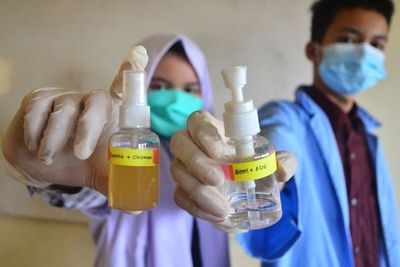 FOTO: Cairan Pembersih Tangan dari Pelepah Pisang Karya Siswa
