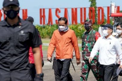 Tinjau Vaksinasi Guru di Makassar, Jokowi Ingin Segera Ada Uji Coba Sekolah Tatap Muka
