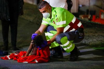 Momen Petugas Medis Menyelamatkan Imigran Balita dari Kapal Karam di Pantai Gran Canaria