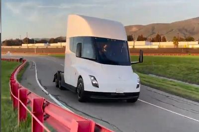 Seperti Ini Suara Semi Truck Listrik Buatan Tesla, Adem dan Tak Mengganggu!