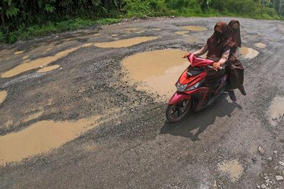 FOTO: Jalan Lintas Sumatera Sijunjung Rusak