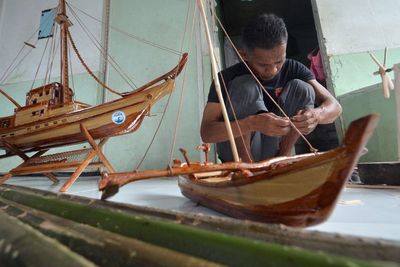 FOTO: Kerajinan dari Pelepah Salak di Padang