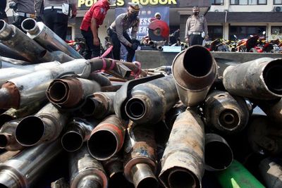 FOTO: Polres Bogor Musnahkan Knalpot Bising
