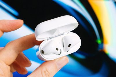 Beneran Nggak Sih, Earbuds Bluetooth Bisa Bikin Kanker Otak?