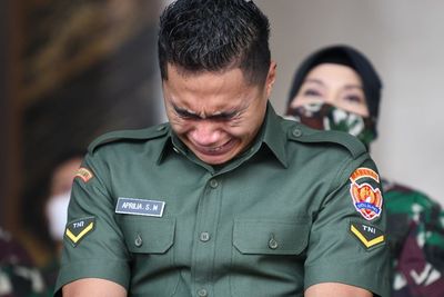 Momen Manganang Tak Kuasa Menahan Tangis usai Nama Perkasa Disematkan Kepadanya
