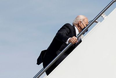 Presiden AS Joe Biden Jatuh 3 Kali Saat akan Naik Air Force One, Tidak Ada yang Menolong
