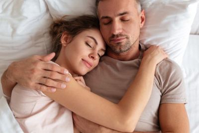 3 Posisi Tidur yang Dapat Mempererat Hubungan Rumah Tangga, Apa Saja ya?
