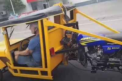 Aneh! Pria di Filipina Ini Mengendarai Setengah Sepeda Motor dan Setengah Mobil