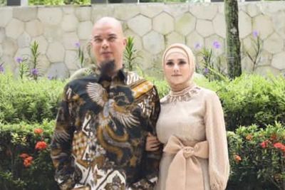 Mulan Jameela Unggah Foto Bersama Ahmad Dhani, Netizen Salfok Sama Caption: Sindir Balik?