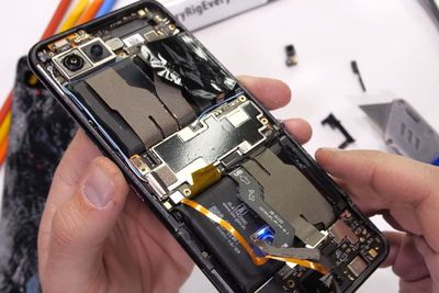 Inilah Penyebab ASUS ROG Phone 5 Mudah Patah di Bagian Tengahnya!