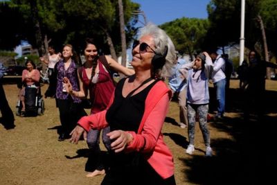 Rombongan Penjelajah Barcelona Nikmati Silent Disco dengan Terapkan Social Distancing!