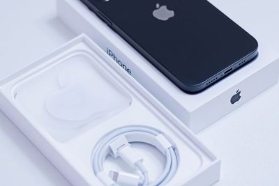 Tak Sediakan Adapter Charger di iPhone Terbaru, Apple Didenda Rp28 Miliar!