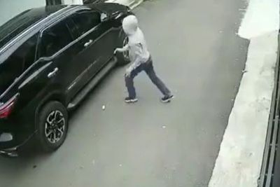 Detik-detik Perampok Pecahkan Kaca Mobil Lalu Kabur, tapi Lupa Tutupi Plat Motor