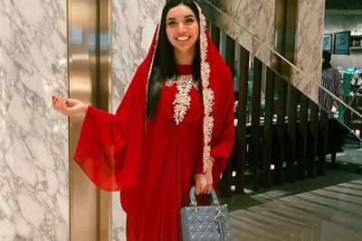 Millen Cyrus Tampil Anggun Pakai Kaftan, Netizen Malah Salfok ke Kakinya: Jarinya Kok Gitu