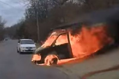 Layaknya Film Hollywood, Ini Rekaman Video Mobil Van yang Terbakar!