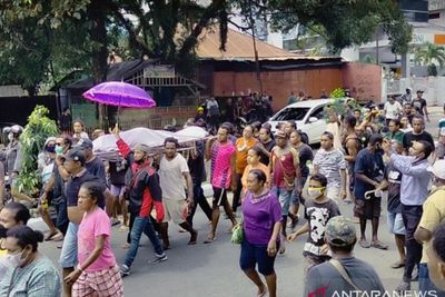 Heboh Korban Pembunuhan 2 PNS di Manokwari, Jenazah Diarak Ratusan Massa saat Pemakaman