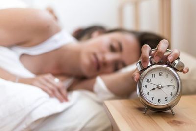 Apa yang Terjadi pada Tubuh Jika Sering Bangun Tidur Sebelum Alarm Bunyi?