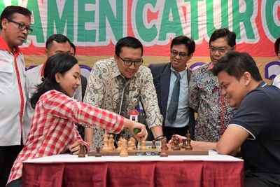 Momen GM Susanto Megaranto Vs WIM Chelsie Monica dalam Duel Catur Kilat, Siapa Menang?