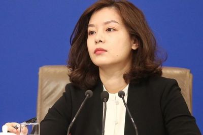 Wanita Ini Disebut Penerjemah Tercantik di Tiongkok, Penampilan yang Elegan Jadi Sorotan