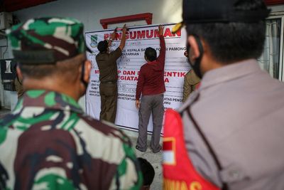 FOTO: Penyegelan Hotel Tempat Prostitusi Daring di Tangerang