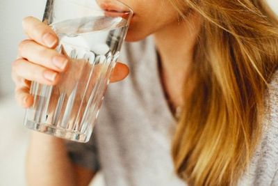 Rajin Minum Air Putih saat Work From Home, Apa Manfaatnya?