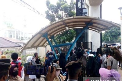 Polisi Bubarkan Puluhan Emak-emak Pendukung HRS, Lantunkan Zikir Minta Rizieq Dibebaskan