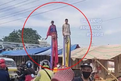 Viral Manusia Kaki Panjang Atraksi di Jalan, Bikin Netizen Deg-degan