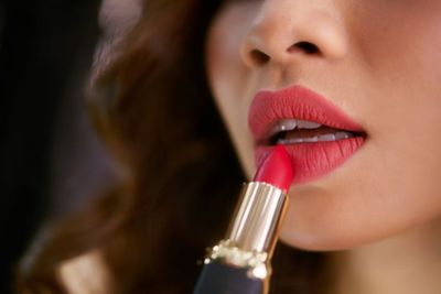 Anti Menor, Begini Trik Pakai Lipstik Merah untuk Make Up Sehari-hari