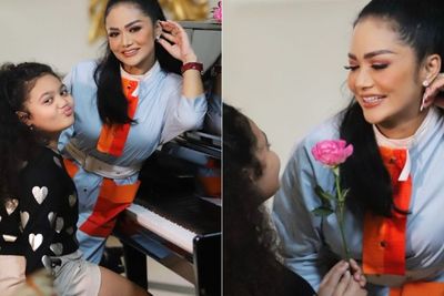 Krisdayanti Sumringah dapat Bunga Mawar dari Anak di Hari Ultah ke-46 Tahun