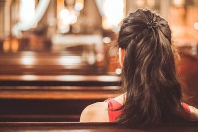 Berdoa di Gereja, Tubuh Kurus Felicia Mantan Kaesang Jadi Sorotan