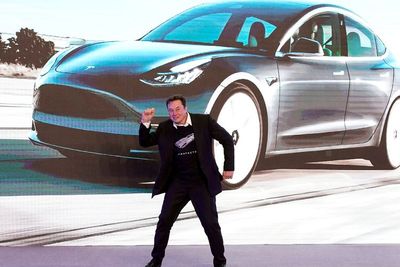 Kabar Baik untuk Pemilik Bitcoin! Elon Musk Restui Pembelian Mobil Tesla Pakai Bitcoin